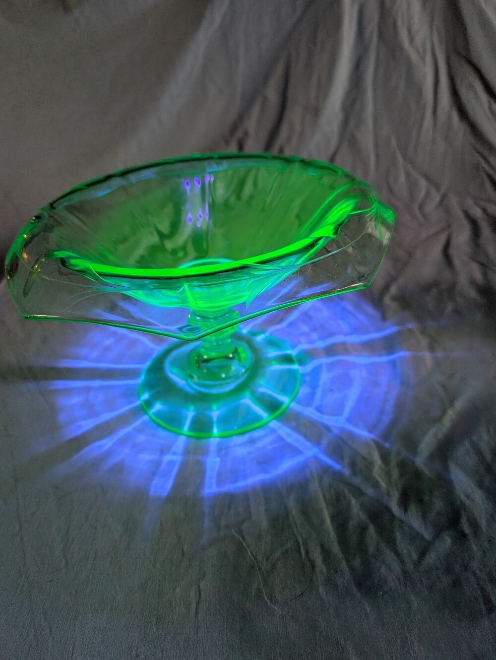 2/160$ Vintage Green uranium Glass fruit bowl
